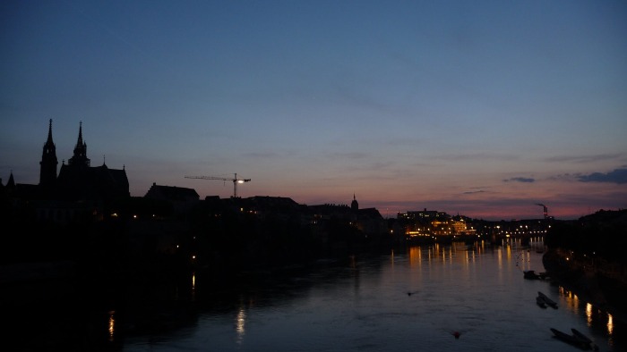 Coucher de soleil sur le Rhin à Bâle (CH)   — Pas de copyright — Document personnel — Gérard Colombat — Avril 2010 —  Cliquer sur l'image pour obtenir un agrandissement