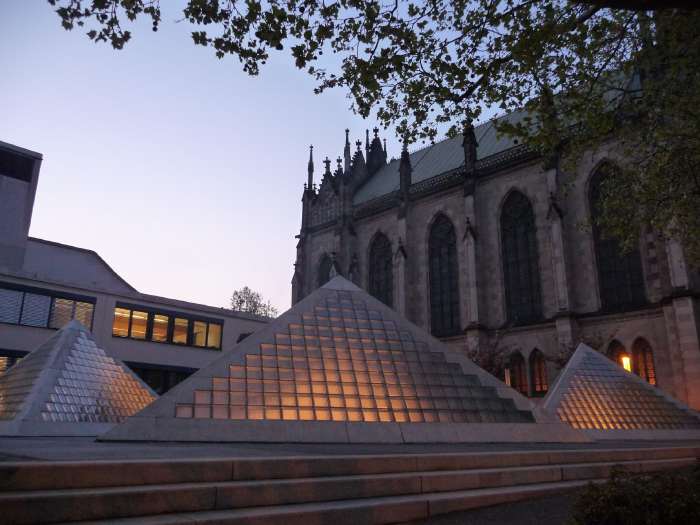 Pyramides sur l'Esplanade de la cathédrale Sainte Elisabeth à Bâle (CH) 