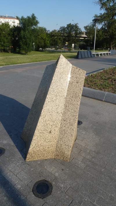 — Monument dédié aux cosmonautes avec l'hôtel Cosmos en arrière plan — Moscou —