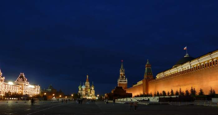 — Place rouge, magasin Gum, St Basile, tour Spaskaïa, mausolée de Lénine et remparts du Kremlin — Moscou —