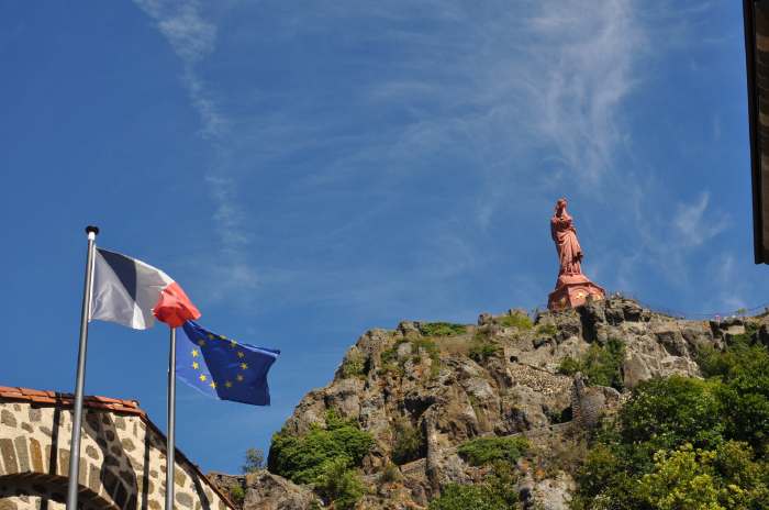 — Drapeau Français et Européen — Rocher de la Vierge — Le-Puy-en-Velay —