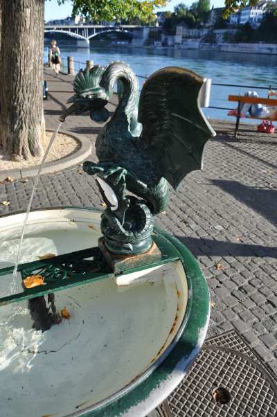 — Fontaine au basilic en bordure du Rhin — Bâle/Basel —