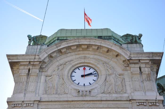 Basilics entourant le drapeau Suisse 