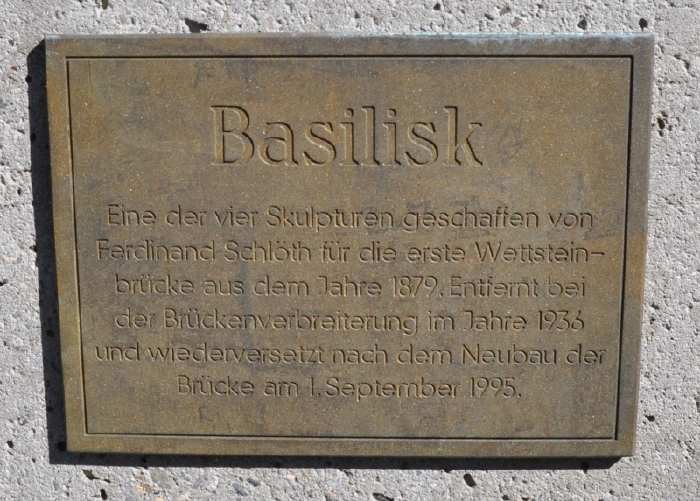 — plaque placée sur le piédestal du Basilic en entrée du Wettsteinbrücke — Bâle/Basel —