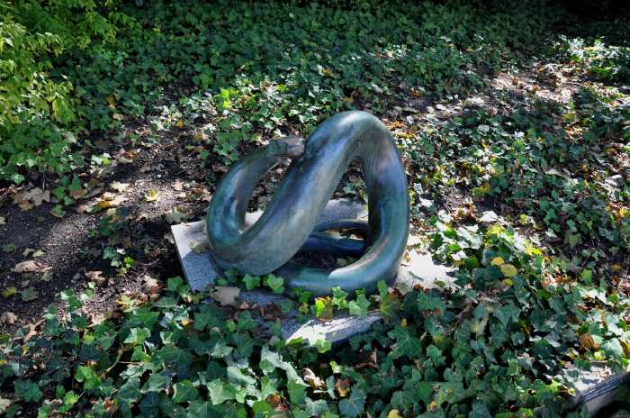 — Serpent placé en bordure de trottoir près du Basilic en entrée du Wettsteinbrücke — Bâle/Basel —