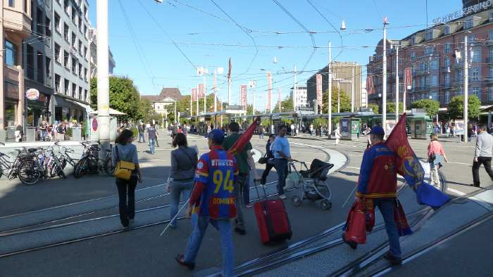 — Supporters Bâlois sortant du hall de la gare principale — Bâle/Basel —