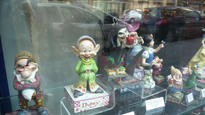 — Figurine Blanche-neige, sorcière et les sept nains - Boutique spécialisée quartier St Michel — Paris —