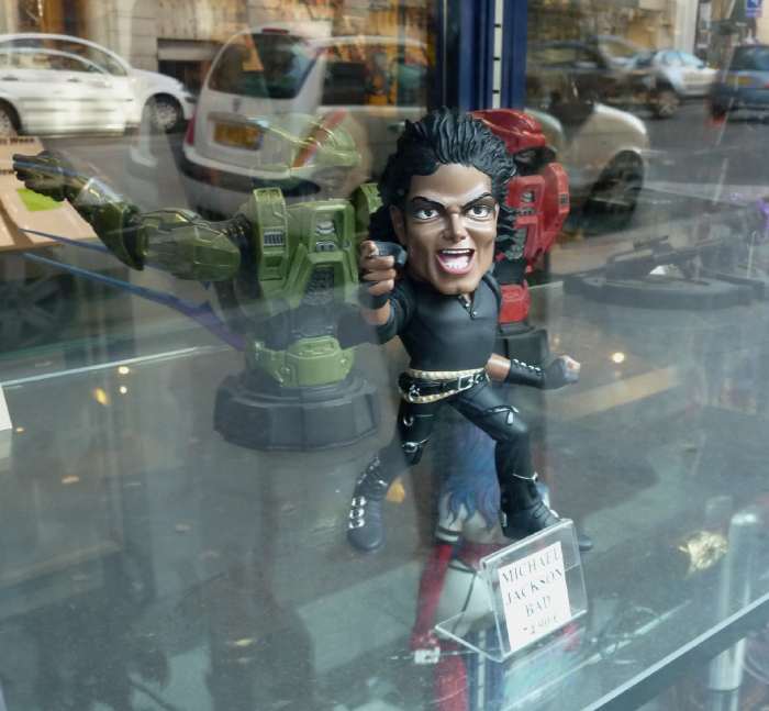 — Reproduction "Michael Jackson" - Boutique spécialisée quartier St Michel — Paris —