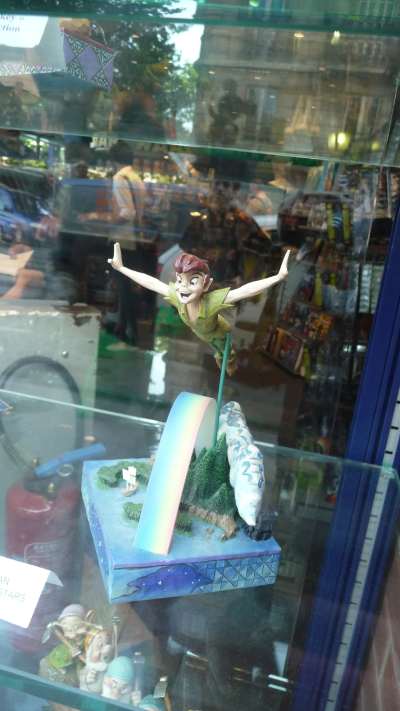 — Figurine Peter Pan - Boutique spécialisée quartier St Michel — Paris —