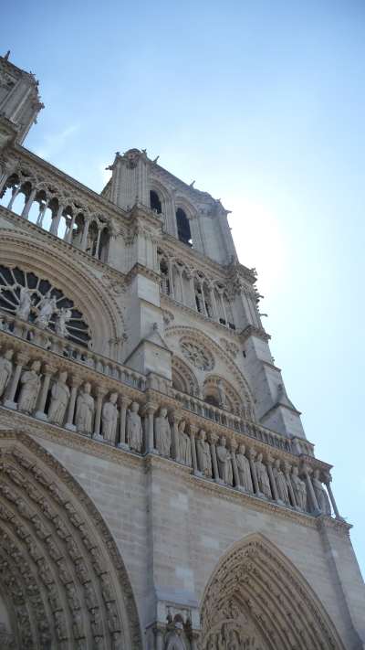 — Tour et façade de la cathédrale "Notre" Dame de Paris — Paris —