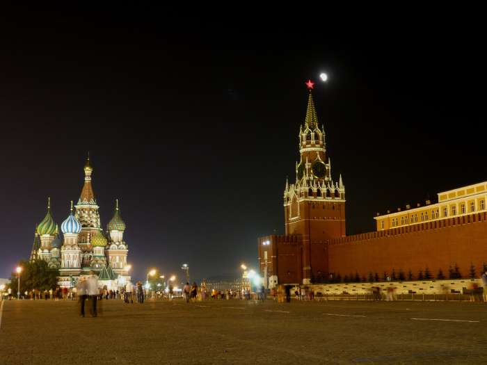 — Eclipse partielle de lune sur les toits du Kremlin — Place Rouge — Moscou —