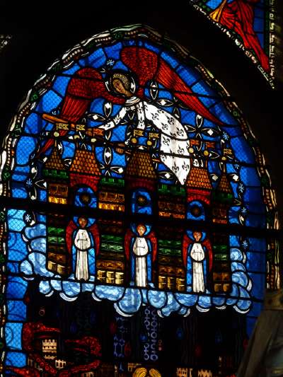 — L'ange mesurant la Jérusalem Céleste —  — Détail du vitrail de l'Apocalypse — Cathédrale de Clermont-Ferrand —  — vitrail exécuté en 1981 par Alain Makaraviez et Edwige Walmé — 
