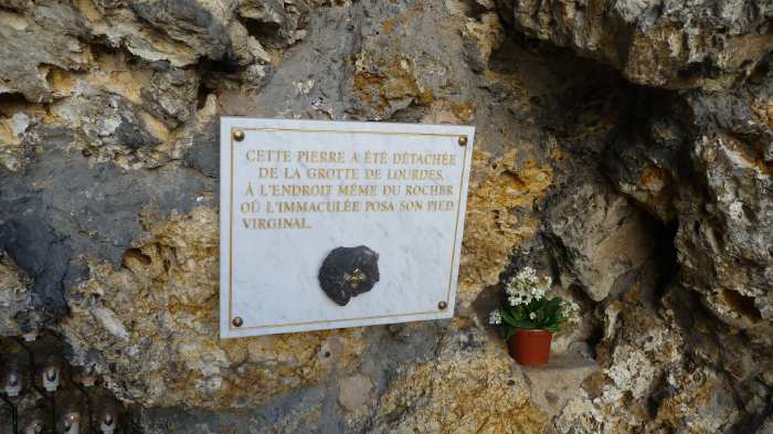 — Plaque de marbre scellée dans la roche de la grotte artificielle —