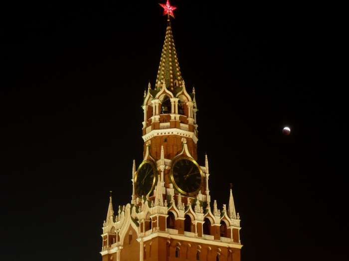 — Eclipse partielle de lune sur les toits du Kremlin — Tour Spaskaïa — Place Rouge — Moscou —
