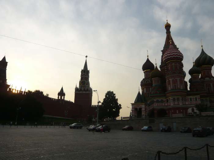 — Remparts du Kremlin tour Spaskaïa et St Basile — Moscou —
