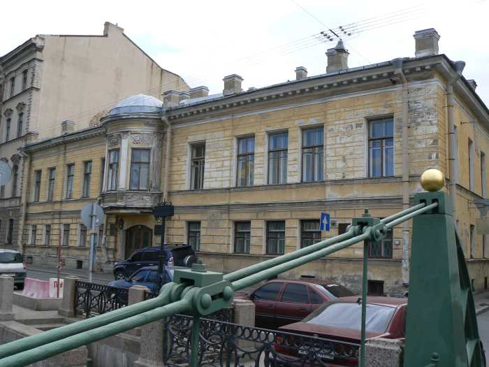 — Maison de Auguste Montferrand vue depuis une passerelle sur un des canaux de la Neva — Saint Petersbourg —