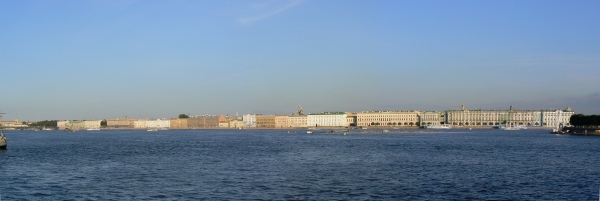 Vues panoramiques depuis une berge de la Neva avec vue partielle de l'hermitage