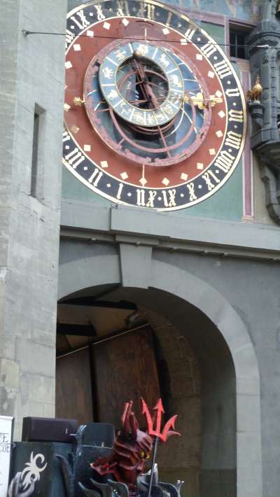 "La Garde Blanche du Diable" au pied de la tour de l'horloge