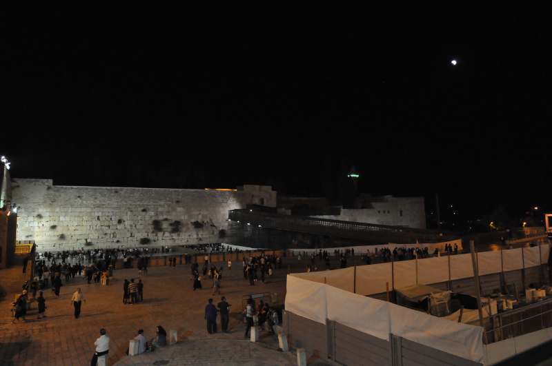 — Première phase d'éclipse totale de lune vue depuis le mur Occidental - Jérusalem —