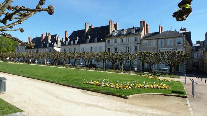 — Place de la République — Nevers —