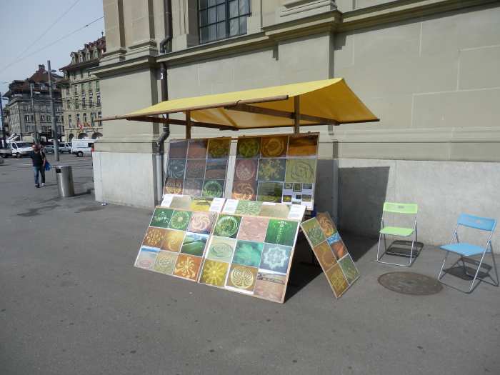<vide>— Stand Raélien au pied de l'église du Saint-Esprit sur la place de la gare - Berne —