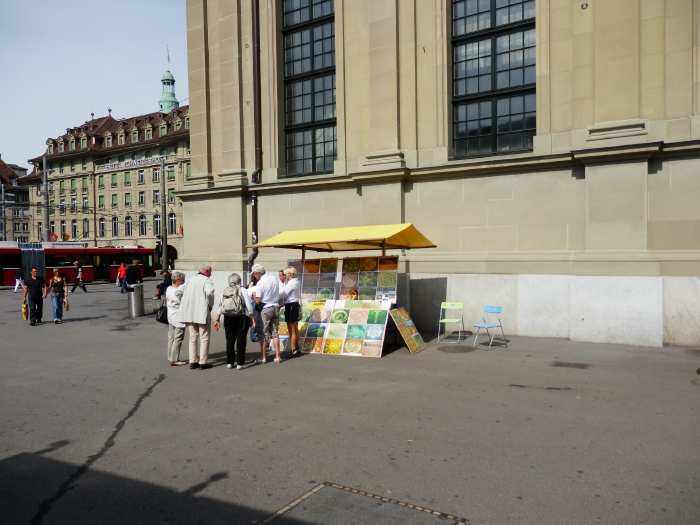 Stand Raélien au pied de l'église du Saint-Esprit sur la place de la gare - Berne —