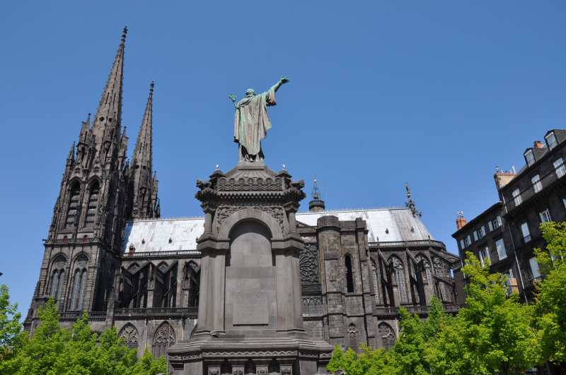 — Statue d'Urbain II devant la cathédrale Notre Dame de l'Assomption - Clermont-Ferrand —