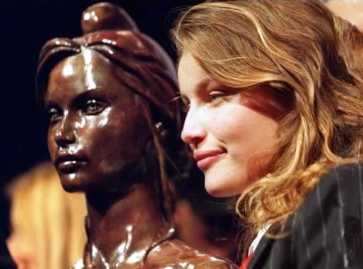 Buste de "Marianne" et Laetitia Casta 