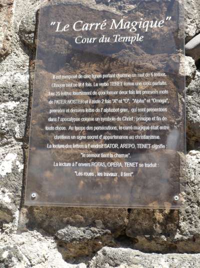 Cour du "carré magique" de l'église St Clair — Le Puy-en-Velay