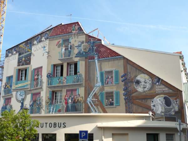 Façades d'immeubles peintes en trompe l'œil — Gare routière de Cannes