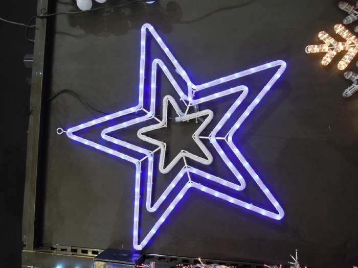 — Pentagramme lumineux sur un stand du marché de Noël - Parvis de la Défense - Paris —