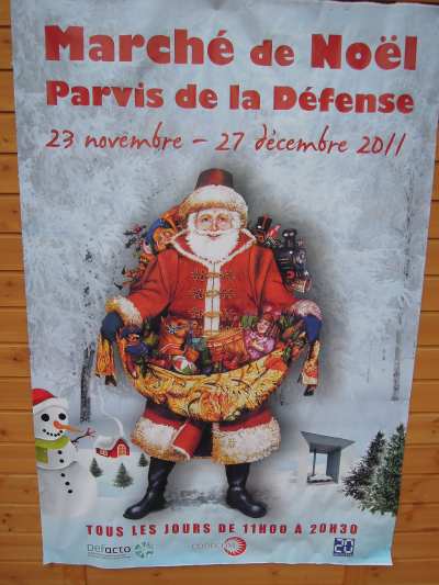 — Affiche du père Noël sur le marché de Noël - Parvis de la Défense - Paris —