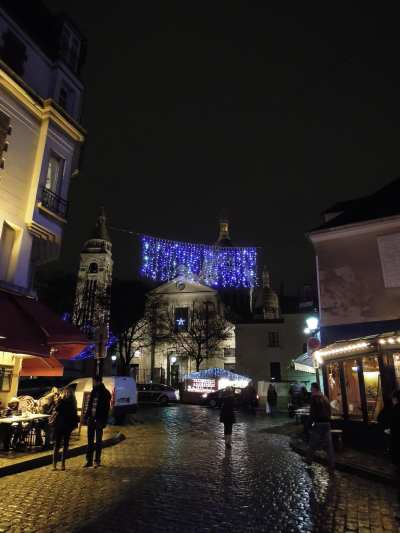 — Eglise sur la butte de Montmartre - Paris —