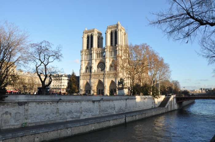 — Cathédrale Notre-Dame de Paris vue depuis les quais St Michel - Paris —