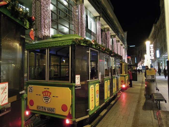 — Petit train de Noël à l'arrêt dans une rue - Cologne —
