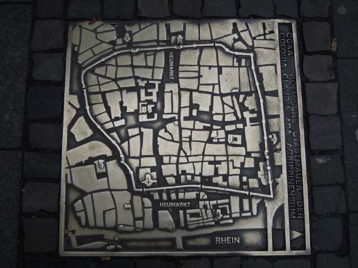 — Plaque de bronze insérée entre les pavés d'une rue - Cologne —