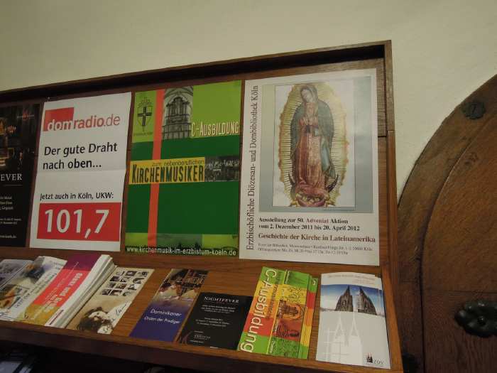 — Stand documentaire dans une église - Cologne —