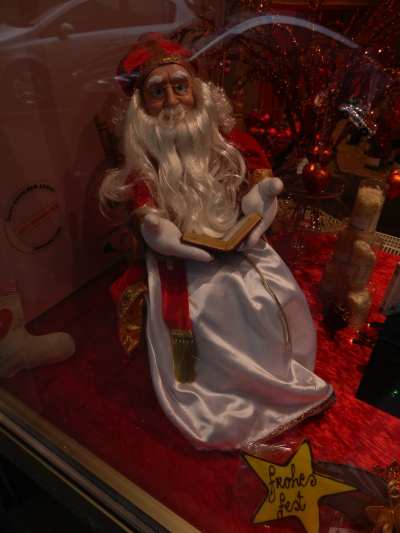 — St Nicolas vu dans une vitrine de boutique - Cologne —
