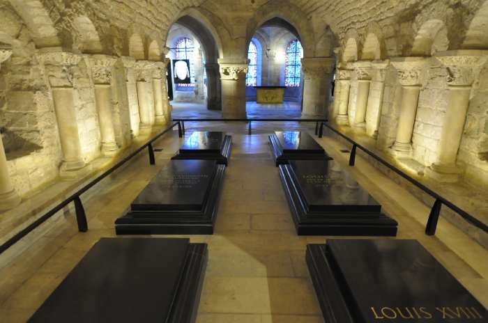 — Tombes de Louis XVI et de Marie-Antoinette (rangée du milieu) - Basilique de St Denis —