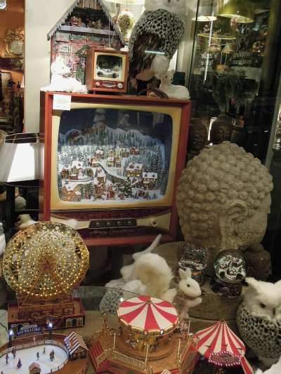 — Objets typiques de décoration de Noël dans une vitrine de commerce - Cologne —