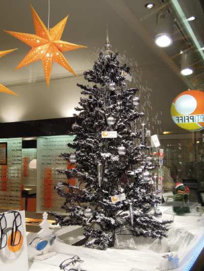 — Sapin sous jet de neige artificiel dans une vitrine de commerce - Cologne —