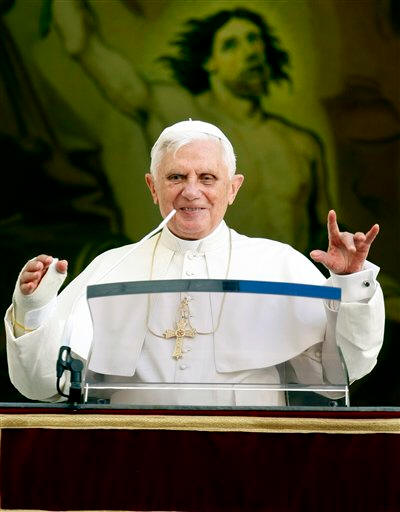 Benoît XVI et son salut cornu