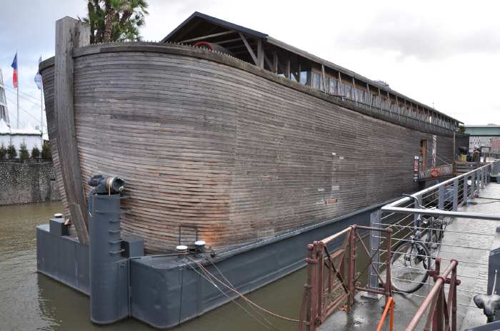 — Arche de Noé amarrée sur les berges du Rhin - Cologne —