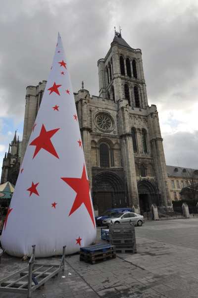 — Structure décorative de Noël devant la basilique St Denis - St Denis —