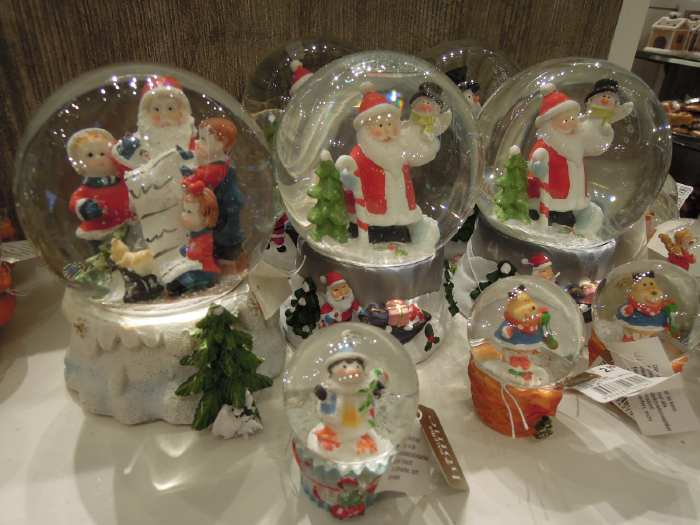 — Boules de verre de Noël dans une vitrine de grand magasin - Cologne —