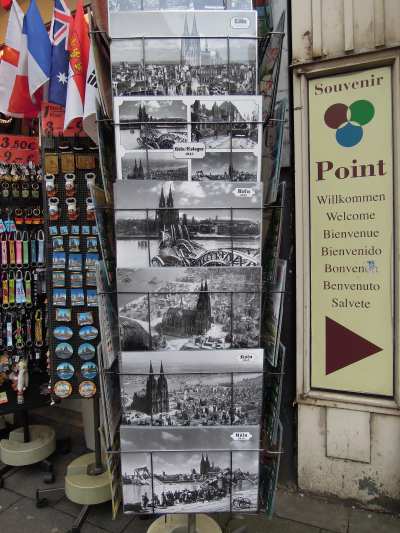 — Présentoir de cartes postales  sur le trottoir - Cologne —