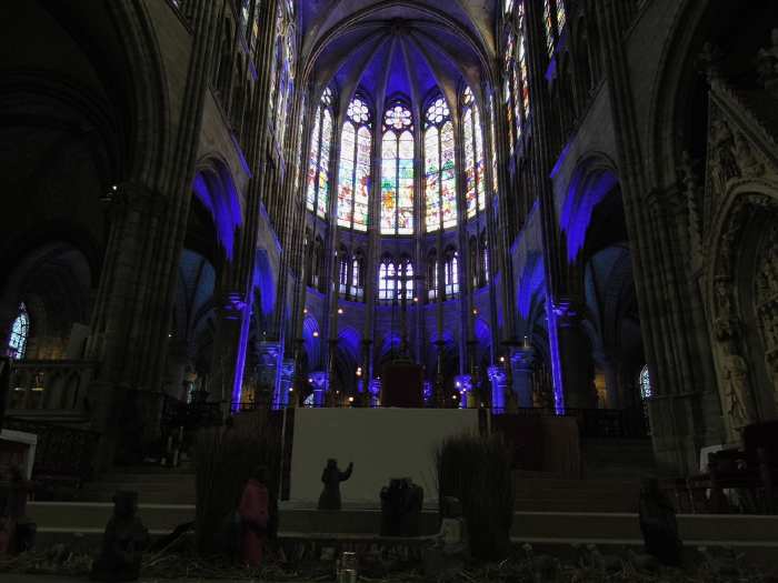 — Crèche devant le Maitre-autel - basilique St Denis - St Denis —