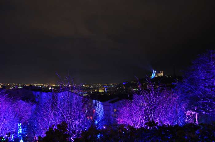 — Vue panoramique de Lyon et Basilique de Fourvière depuis la Croix Rousse - Fête des Lumières - Lyon —