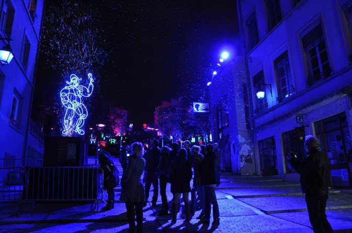 — Envolée de bulles dans une artère du quartier de la Croix Rousse - Fête des Lumières - Lyon —