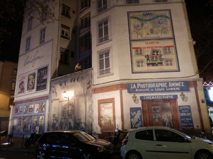   — Façade dédiée au cinéma et aux frères Lumière de nuit - Fête des Lumières - Lyon —